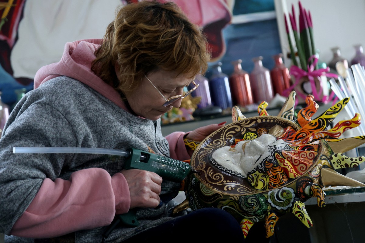 بالصور- ريش ودانتيل وكريستال... محترف في ألبانيا يصنع أقنعة أشهر الكرنفالات العالمية